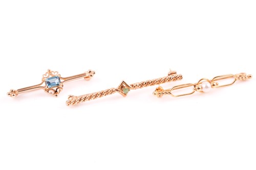 Lot 236 - A single stone 9ct gold and blue topaz bar...