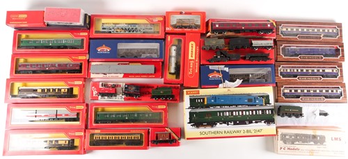 Lot 249 - A large quantity of model railway rolling...