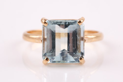 Lot 305 - A yellow metal and aquamarine ring, four-claw...
