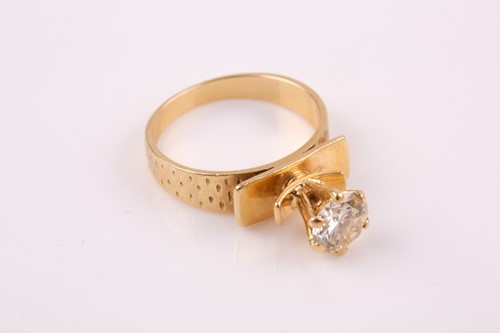 Lot 251 - An 18ct yellow gold and diamond ring, set with...