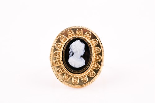 Lot 357 - A yellow metal and hardstone cameo ring, set...