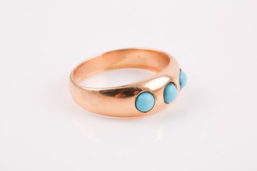Lot 269 - A yellow metal and turquoise gypsy-style ring,...