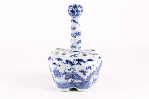 Lot 148 - A Chinese blue & white quintal bulb dragon...