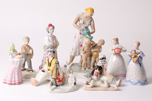 Lot 466 - A Dulevo Soviet Russian porcelain figure group...