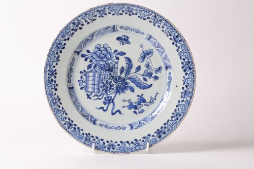 Lot 150 - A Chinese blue & white porcelain plate, 18th...