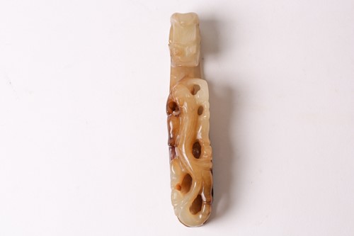 Lot 156 - A Chinese jade belt hook, late Ming/early Qing,...