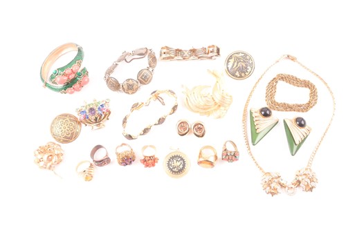 Lot 369 - A group of costume jewellery items, to include...