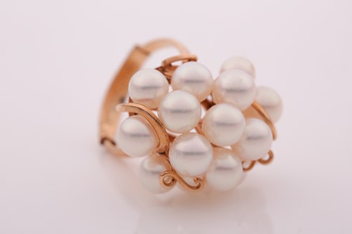 Lot 44 - A yellow metal and pearl cluster ring, set...