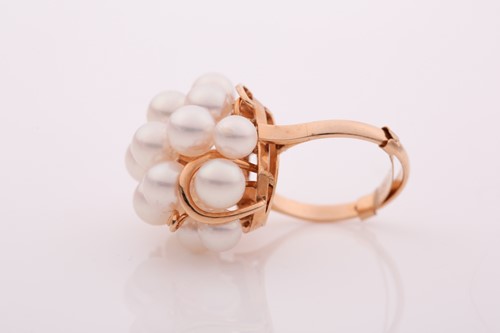 Lot 44 - A yellow metal and pearl cluster ring, set...