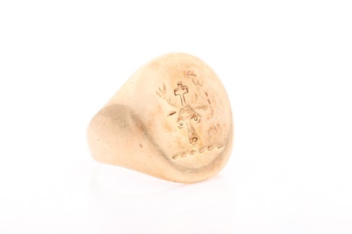 Lot 332 - A yellow metal gents signet ring, worn...