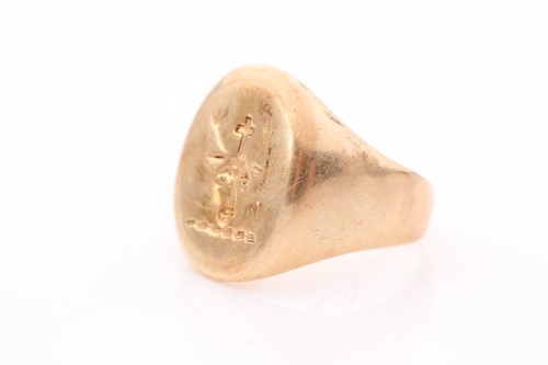 Lot 332 - A yellow metal gents signet ring, worn...