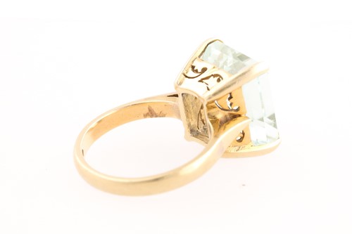 Lot 121 - A single stone aquamarine dress ring, the...
