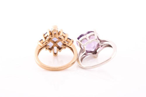 Lot 287 - A single stone heart-shaped amethyst ring in...