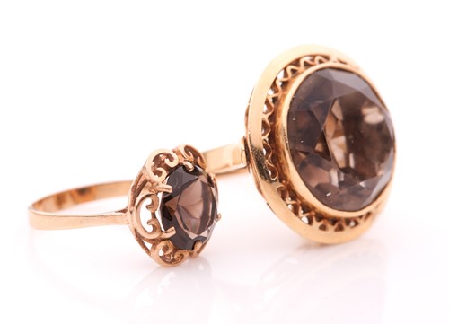 Lot 212 - A yellow metal and smoky quartz cocktail ring,...