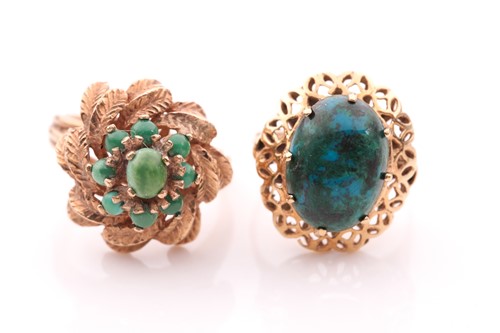 Lot 294 - A yellow metal and green hardstone ring,...