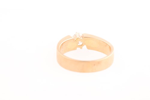 Lot 238 - A single stone diamond ring. the round...