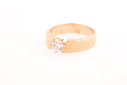 Lot 238 - A single stone diamond ring. the round...