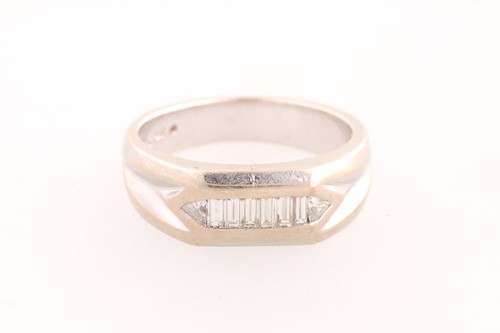 Lot 5 - An eight stone diamond ring, the centre panel...