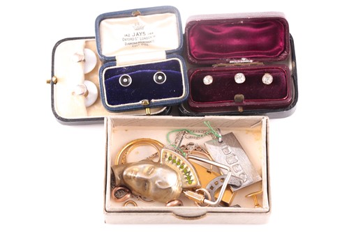 Lot 301 - A group of jewellery items, to include a...