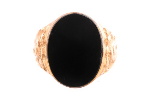 Lot 350 - A gentleman's 9 ct gold and onyx signet ring,...