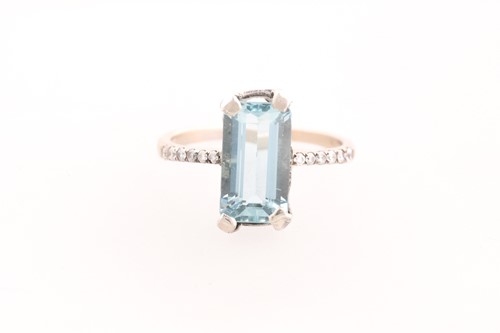 Lot 302 - A diamond and aquamarine ring, set with an...