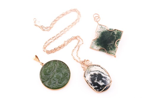 Lot 322 - An unusual 14ct yellow gold and moss agate...