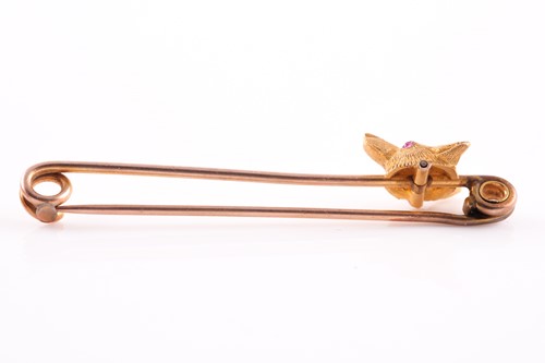 Lot 104 - A yellow metal fox head bar brooch, set with...
