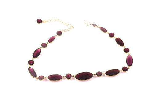 Lot 172 - A yellow metal and cabochon garnet necklace,...