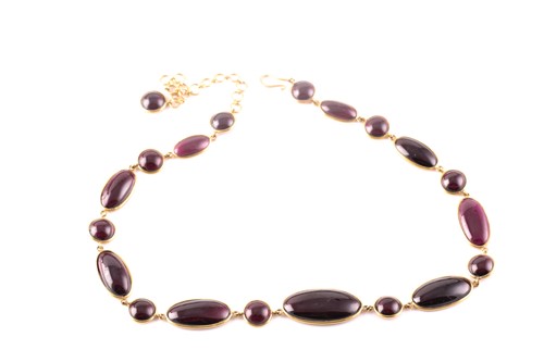 Lot 172 - A yellow metal and cabochon garnet necklace,...