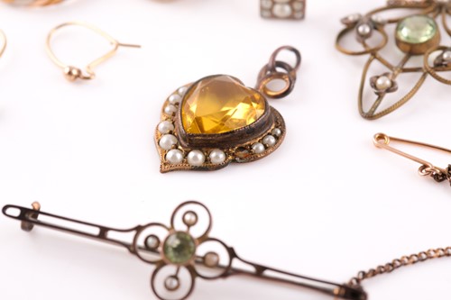 Lot 203 - A yellow metal and seed pearl plaque ring,...