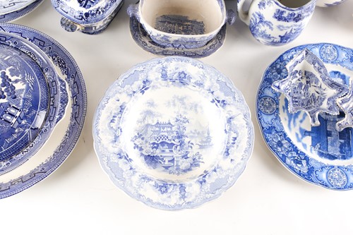 Lot 222 - Four early 19th century blue & white leaf...