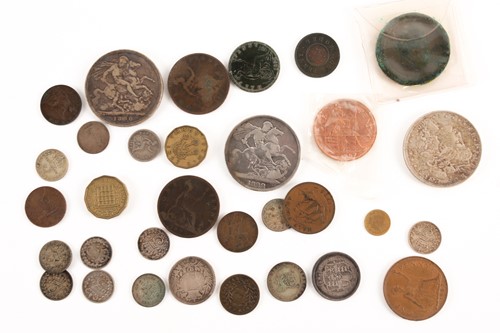 Lot 444 - A small number of loose coins to include a Geo...