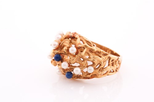 Lot 219 - A yellow metal, pearl, and lapis ring,...