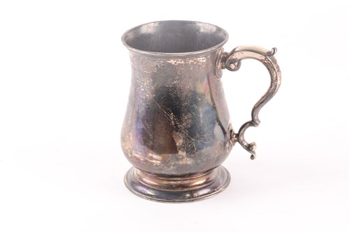 Lot 473 - A George III silver baluster tankard with...