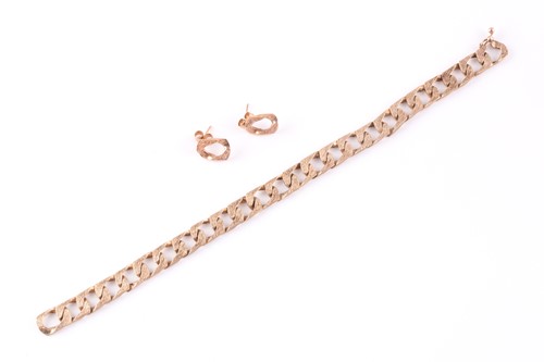Lot 252 - A 9ct yellow gold flattened curb-link chain...