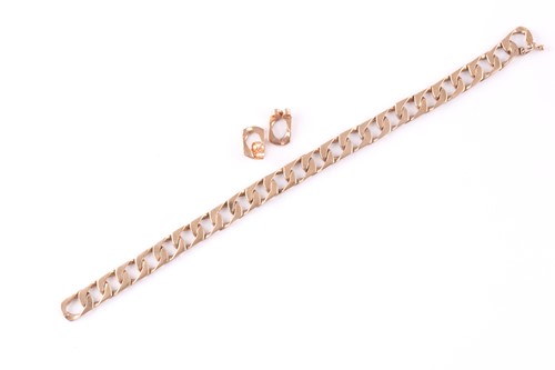 Lot 252 - A 9ct yellow gold flattened curb-link chain...
