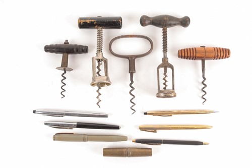 Lot 481 - A collection of vintage and antique corkscrews...