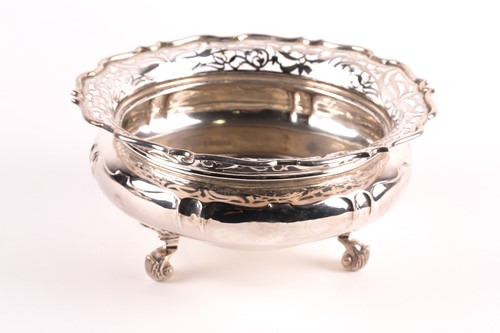 Lot 390 - An Edwardian silver bowl, London 1909 by...