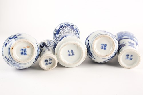 Lot 135 - A pair of Chinese blue & white double gourd...