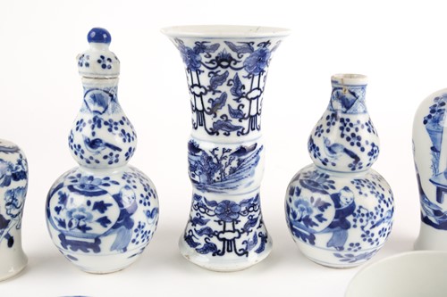 Lot 135 - A pair of Chinese blue & white double gourd...