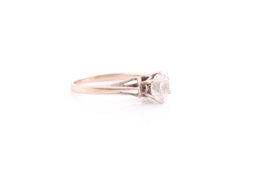 Lot 294 - A solitaire diamond ring, set with a round...