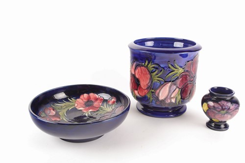 Lot 530 - A Moorcroft pottery planter in the Anenome...