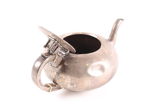 Lot 358 - An Edwardian silver teapot, Dublin 1902 by...