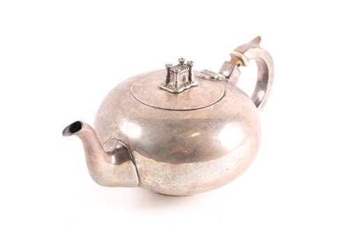 Lot 358 - An Edwardian silver teapot, Dublin 1902 by...