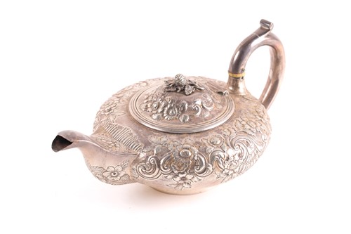 Lot 444 - A William IV silver teapot, London 1830 by...
