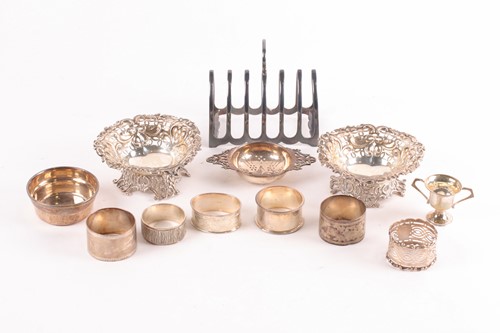 Lot 482 - A mixed group of small silver items,...