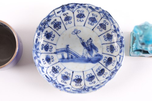Lot 150 - A Chinese blue & white saucer, Kangxi, early...