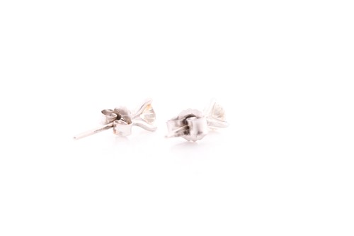 Lot 162 - A pair of solitaire diamond stud earrings, set...