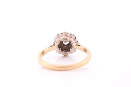 Lot 213 - An 18ct yellow gold and diamond cluster ring,...