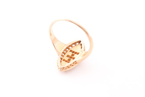 Lot 249 - An antique diamond and gold ring, the...